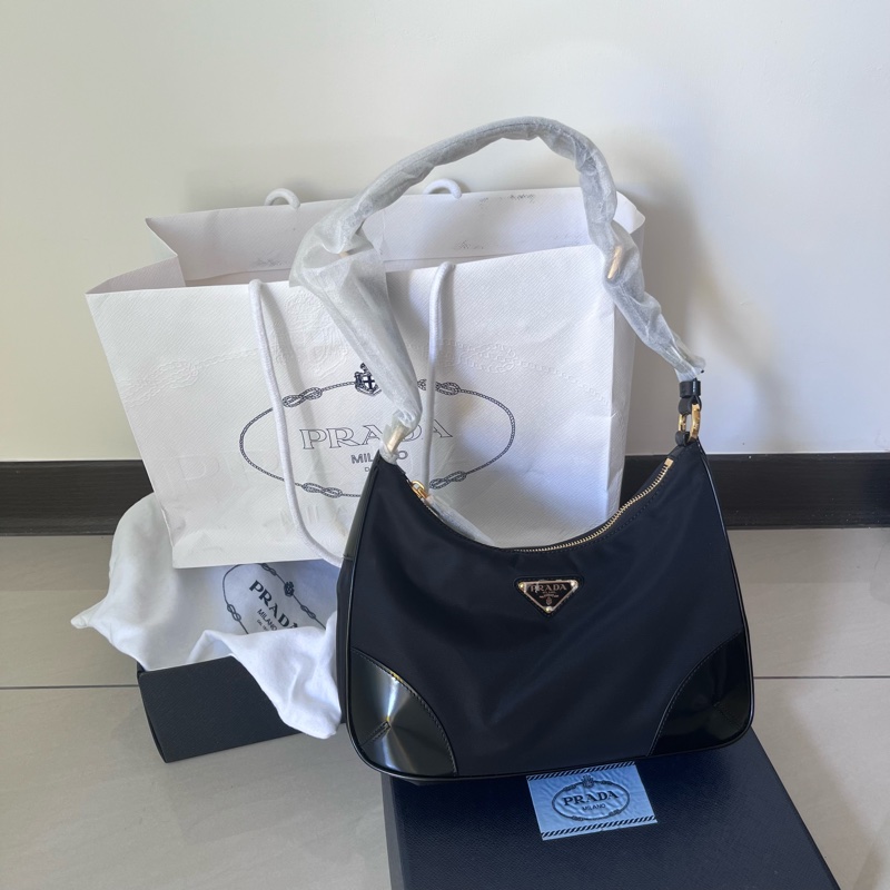 全新 prada Re-Edition 尼龍亮面皮革單肩包 黑色肩背包-4