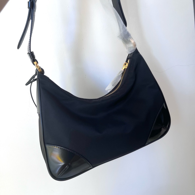 全新 prada Re-Edition 尼龍亮面皮革單肩包 黑色肩背包-8