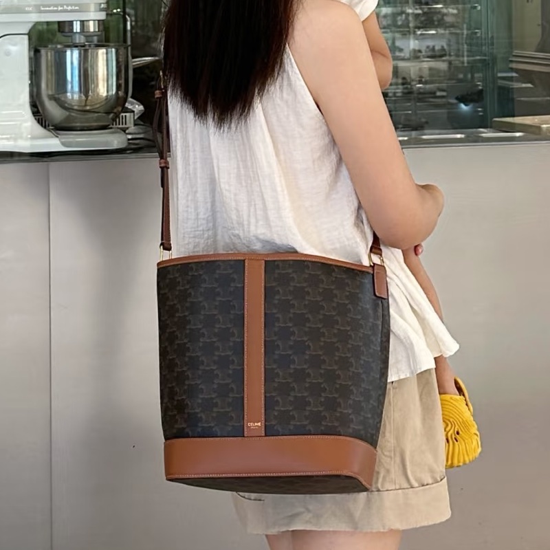 必備實用款😍Celine瑟琳經典凱旋門老花中號水桶包單肩斜挎包-0