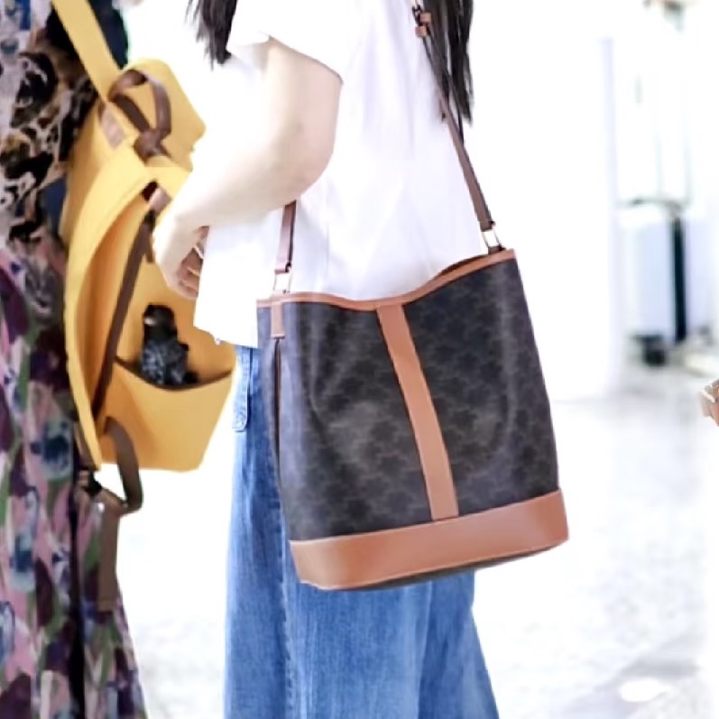 必備實用款😍Celine瑟琳經典凱旋門老花中號水桶包單肩斜挎包-4