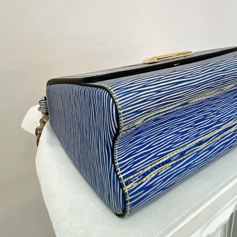 LV 藍EPI雙色Logo Twist鍊包-5