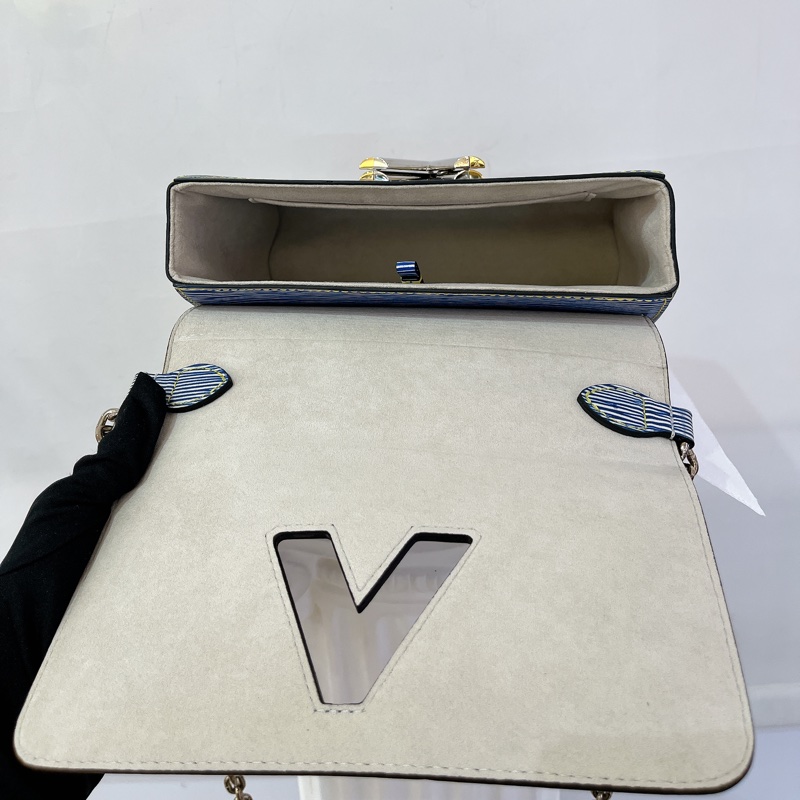 LV 藍EPI雙色Logo Twist鍊包-6