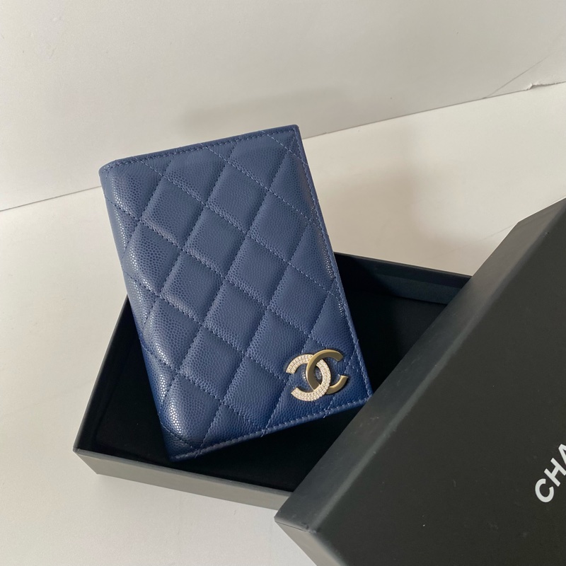 CHANEL 24B 深藍色 半鑽 水鑽 雙C 銀釦 護照夾 粒紋 牛皮-1