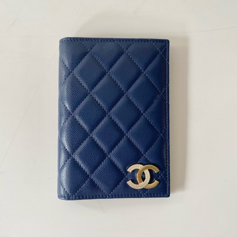 CHANEL 24B 深藍色 半鑽 水鑽 雙C 銀釦 護照夾 粒紋 牛皮-2