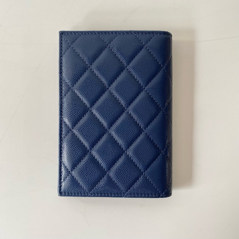 CHANEL 24B 深藍色 半鑽 水鑽 雙C 銀釦 護照夾 粒紋 牛皮-3