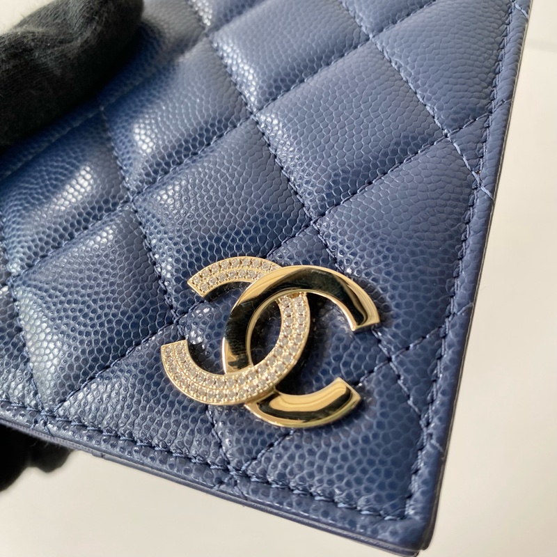 CHANEL 24B 深藍色 半鑽 水鑽 雙C 銀釦 護照夾 粒紋 牛皮-5