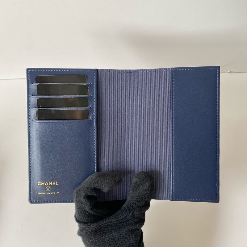 CHANEL 24B 深藍色 半鑽 水鑽 雙C 銀釦 護照夾 粒紋 牛皮-6