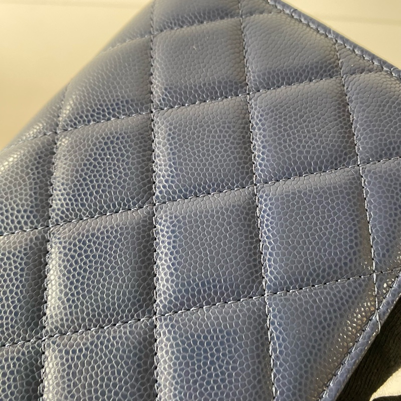 CHANEL 24B 深藍色 半鑽 水鑽 雙C 銀釦 護照夾 粒紋 牛皮-7