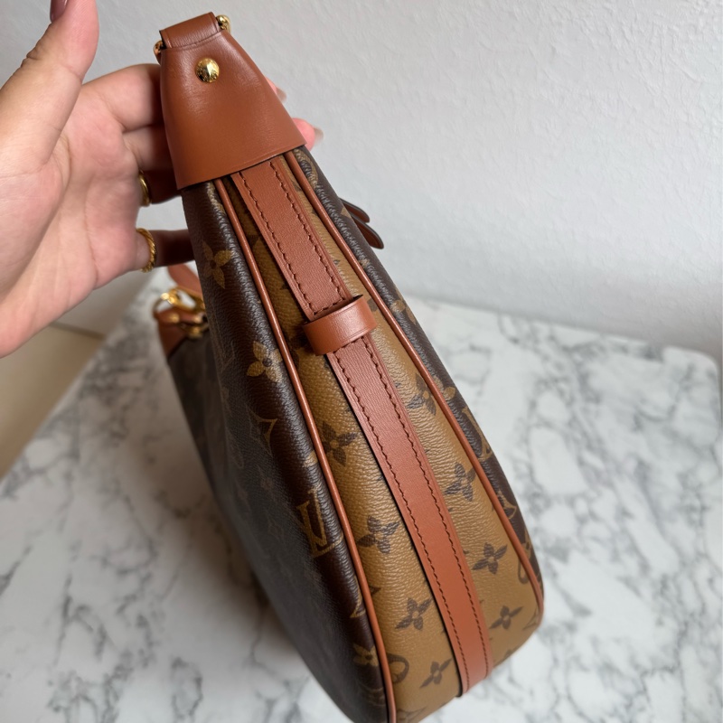 LV雙色花紋彎月包loop hobo-5