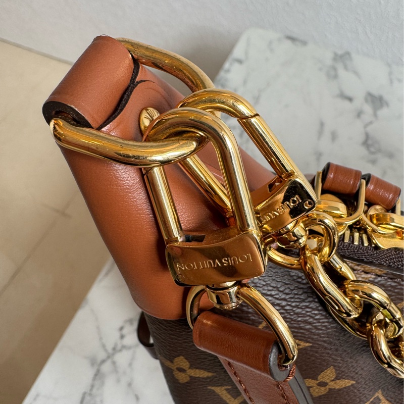 LV雙色花紋彎月包loop hobo-13