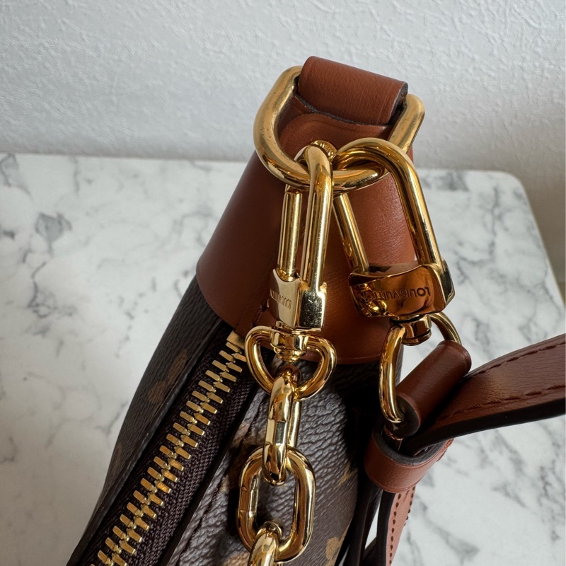 LV雙色花紋彎月包loop hobo-14