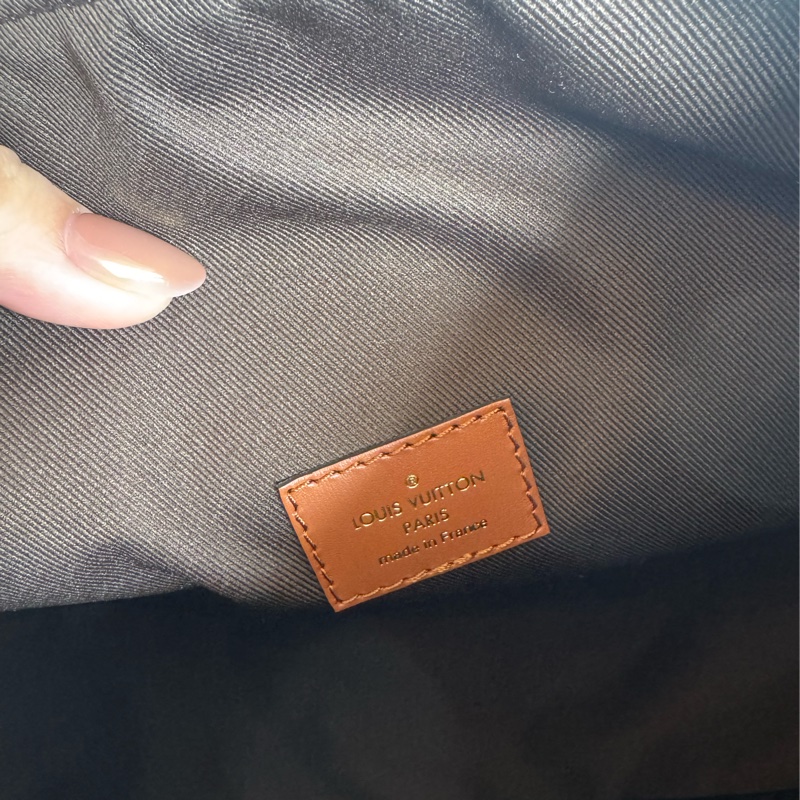 LV雙色花紋彎月包loop hobo-16