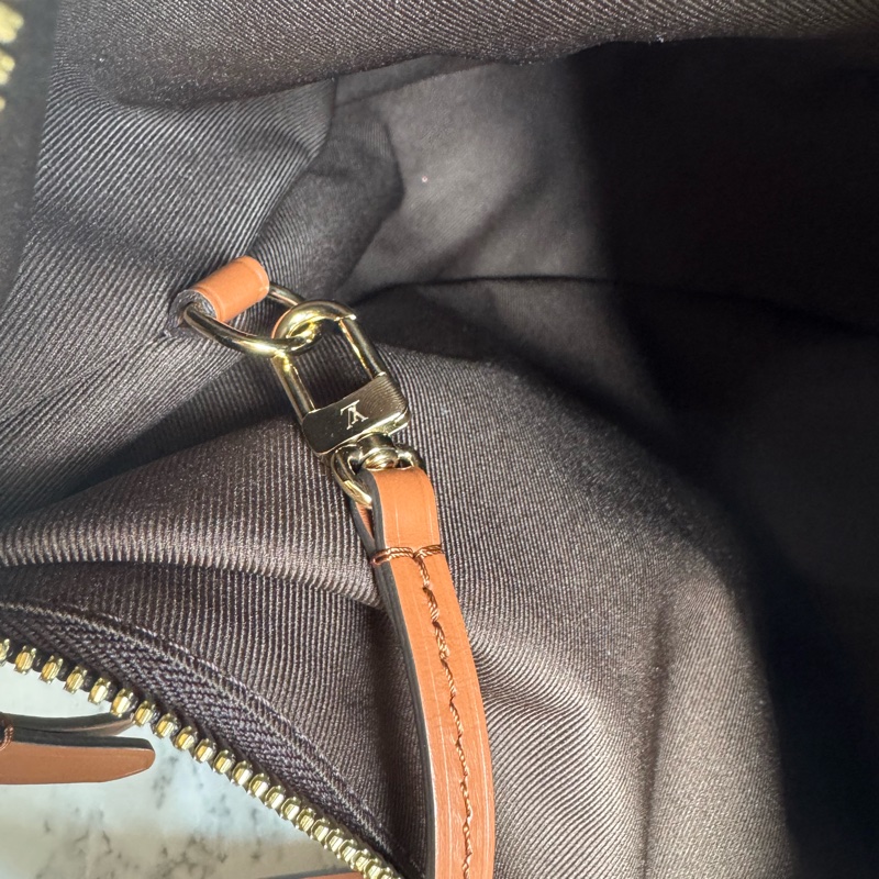 LV雙色花紋彎月包loop hobo-17