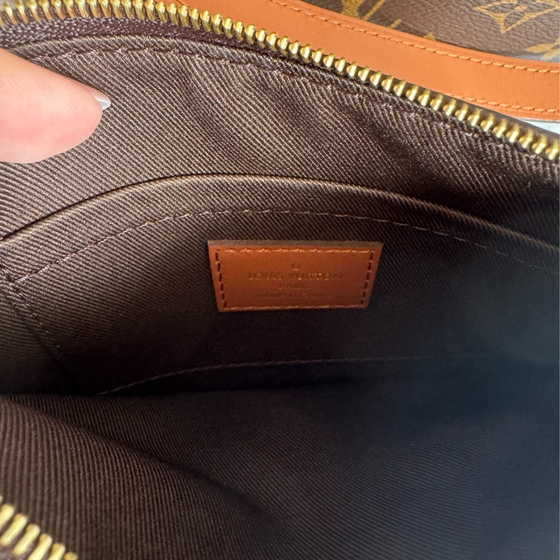 LV雙色花紋彎月包loop hobo-25