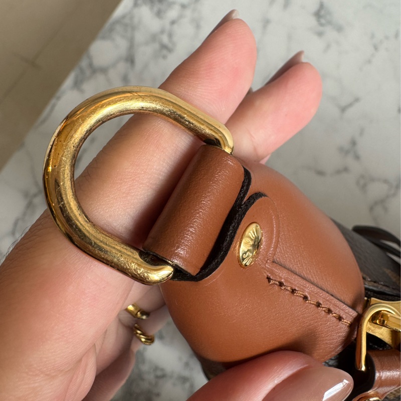 LV雙色花紋彎月包loop hobo-28