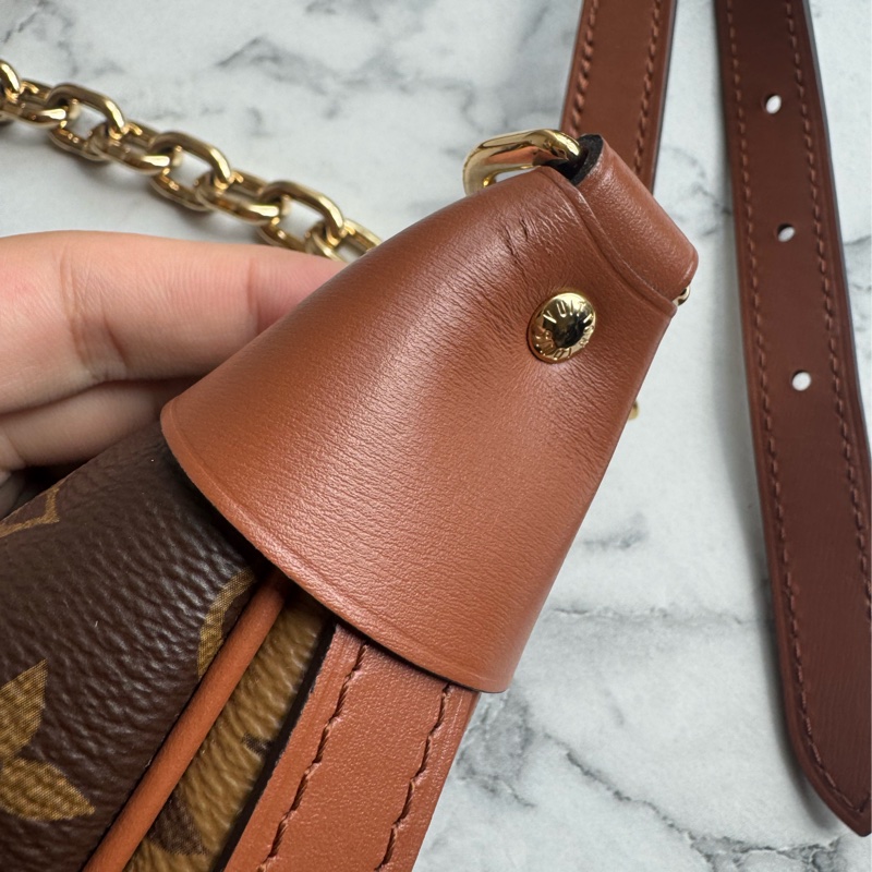 LV雙色花紋彎月包loop hobo-30