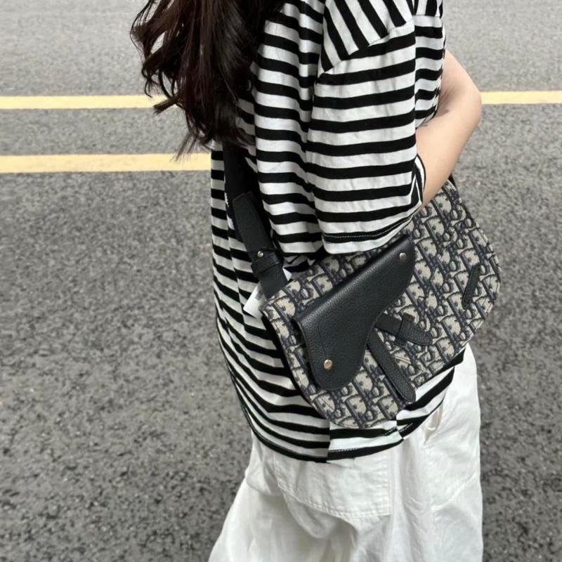 DIOR 馬鞍包 老花馬鞍胸包 斜背包 專櫃在售款 #割愛53800 整體狀況9新 實用時髦 內裏乾淨 背帶長度可調整 範圍很夠 也可斜背 配件:防塵袋 尺寸:24 x 17.5 x 5 手機長夾可入🛫-3