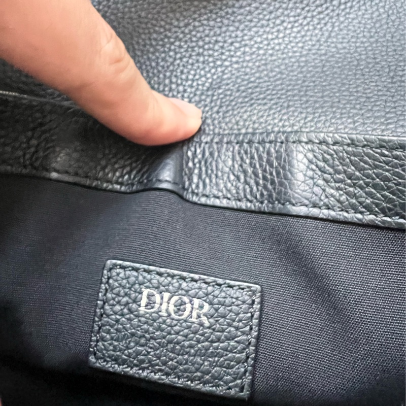 DIOR 馬鞍包 老花馬鞍胸包 斜背包 專櫃在售款 #割愛53800 整體狀況9新 實用時髦 內裏乾淨 背帶長度可調整 範圍很夠 也可斜背 配件:防塵袋 尺寸:24 x 17.5 x 5 手機長夾可入🛫-14