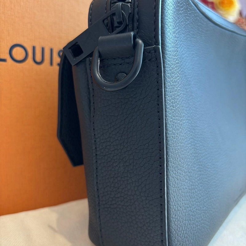 *SHIHNS名牌精品* LV M22482 Messenger Alpha Hobo AFi 包-1