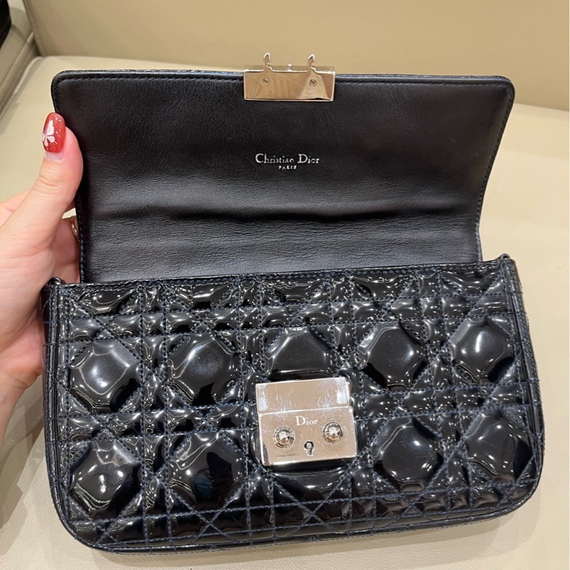 新到🍁Dior miss dior黑色漆皮鏈條包 22*11*5 黑銀高級-9