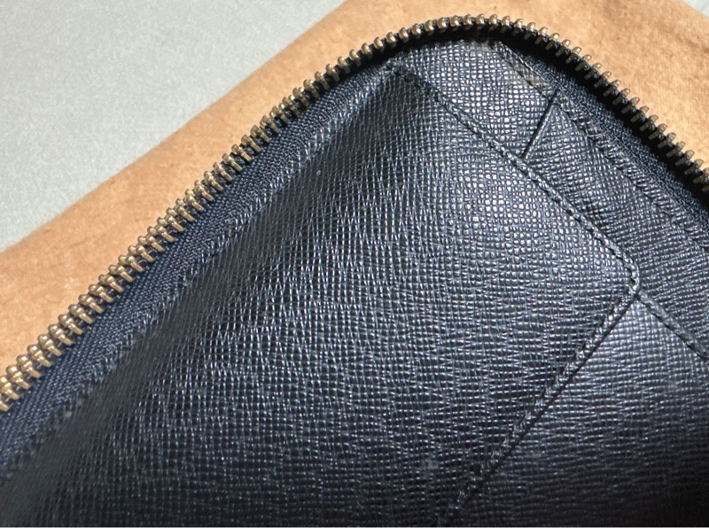 LV 黑色皮革手拿包-1