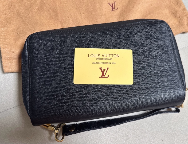 LV 黑色皮革手拿包-8