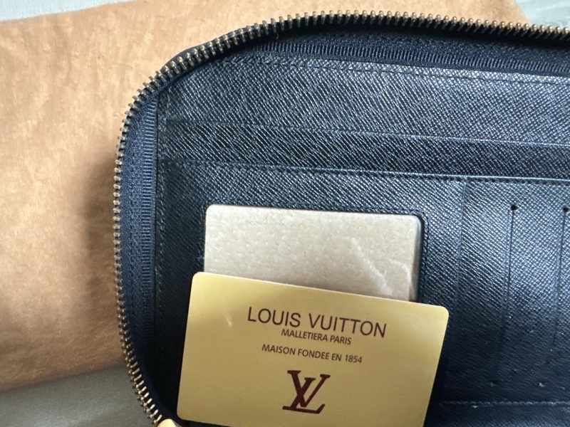 LV 黑色皮革手拿包-19