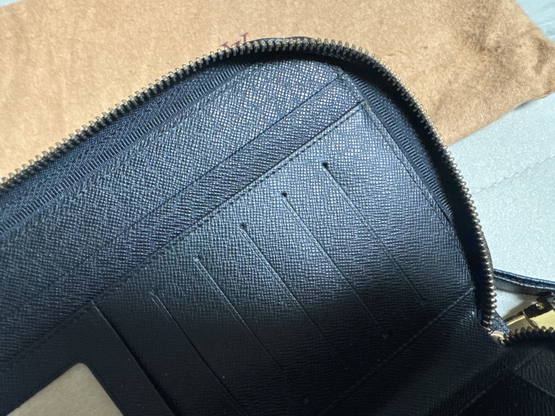 LV 黑色皮革手拿包-20