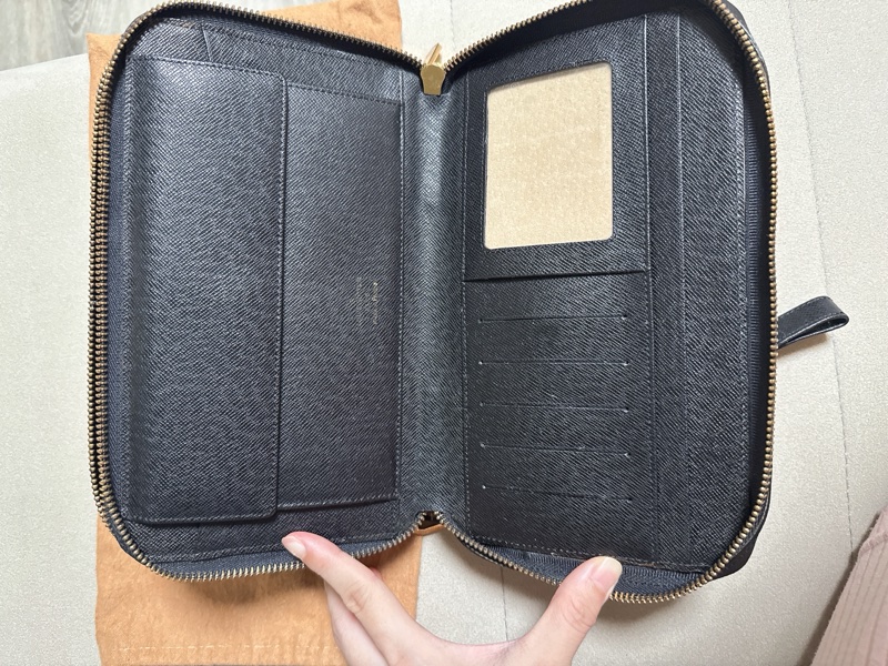 LV 黑色皮革手拿包-23