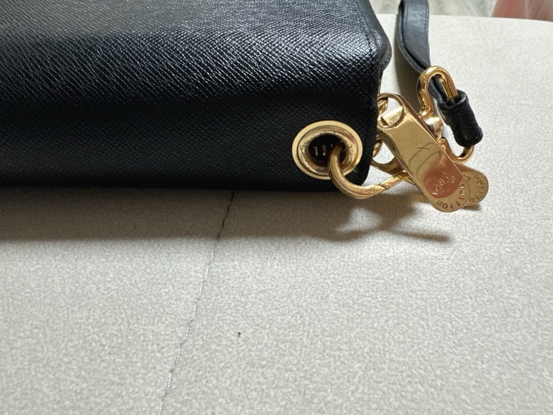 LV 黑色皮革手拿包-31