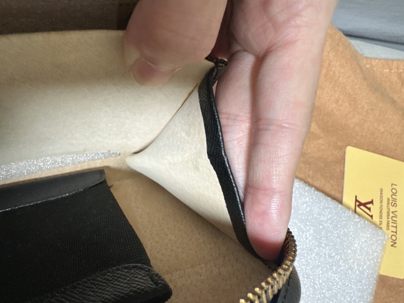 LV 黑色皮革手拿包-42