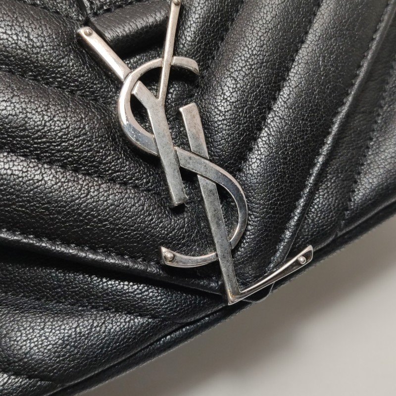 Saint Laurent College 迷你 牛皮 純色 V紋 絎縫 YSL標誌 斜背包-12