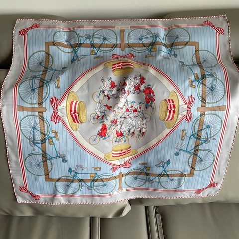 全新 特價🍊Hermes 愛馬仕 Silk scarf 70 方巾 絲巾🧣Les Bécanes 絕版復刻