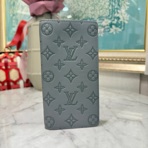 LV灰牛皮壓紋Brazzaville黑釦對開16卡直立式長夾