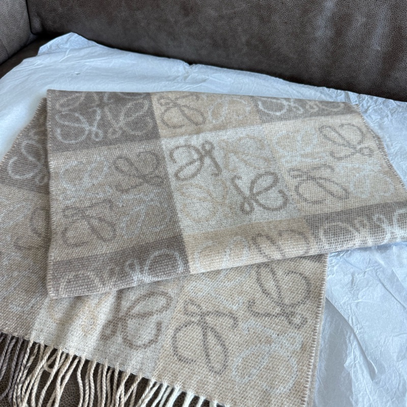 Loewe 頸巾🧣襯夏天好價入貨，到冬天就加價-0