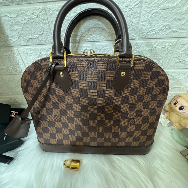 LV 咖格咖牛皮 Alma PM手提貝殼包-9