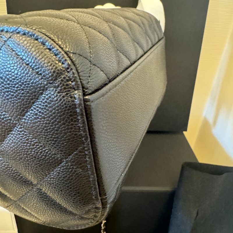 Chanel 25p 黑色荔枝皮 淡金釦經典logo 保齡球包-10