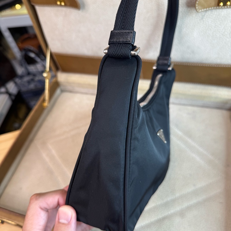PRADA再生尼龍黑色HOBO腋下包🩶🖤優質品相-13