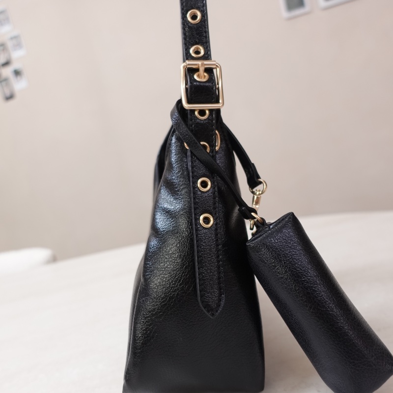 CHARLES & KEITH Buzz 三角小流浪包-1