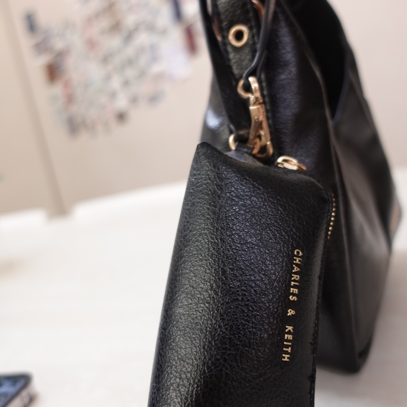 CHARLES & KEITH Buzz 三角小流浪包-5