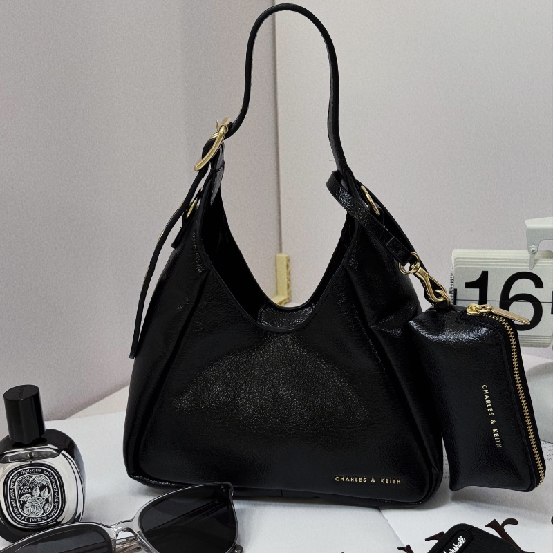 CHARLES & KEITH Buzz 三角小流浪包-8