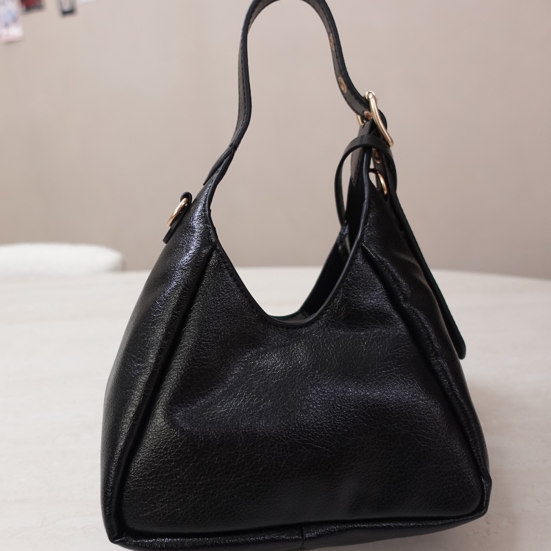 CHARLES & KEITH Buzz 三角小流浪包-9