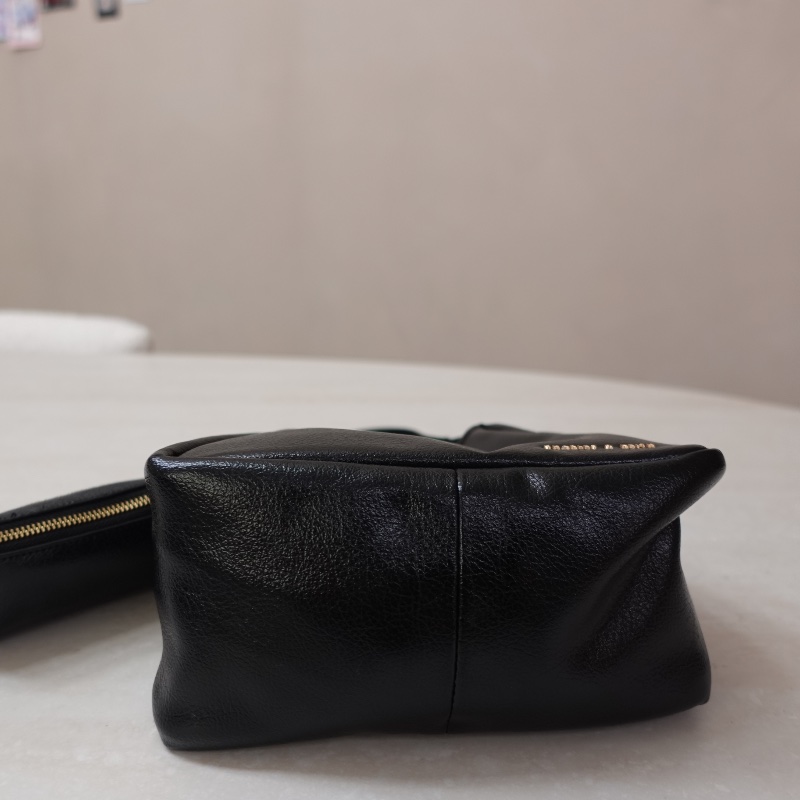 CHARLES & KEITH Buzz 三角小流浪包-10
