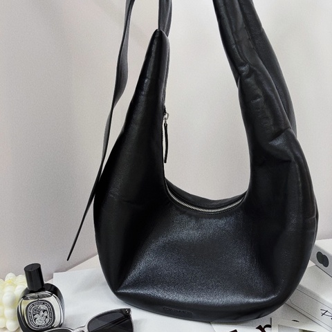 CHARLES & KEITH Odella 抓皺彎月包