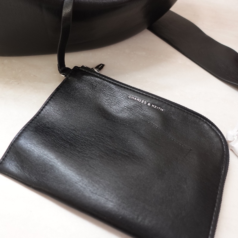 CHARLES & KEITH Odella 抓皺彎月包-2