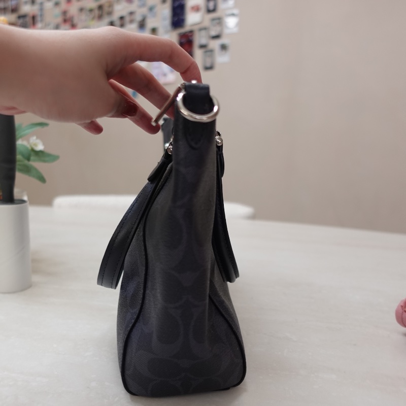 COACH 經典老花水餃包-藍色-6