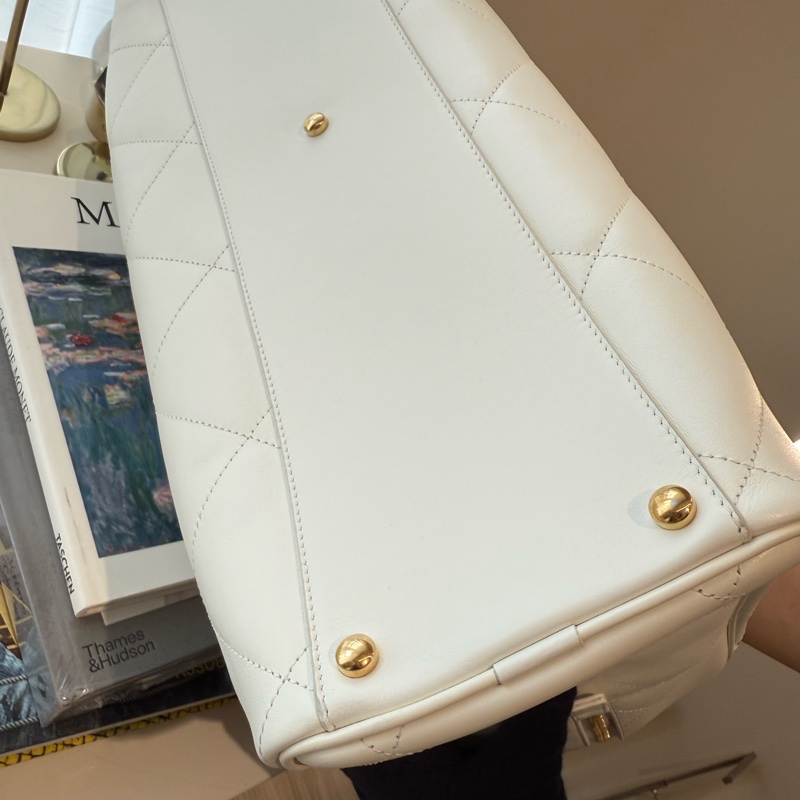 CHANEL 白色maxi保齡球包旅行袋 芯片款-3