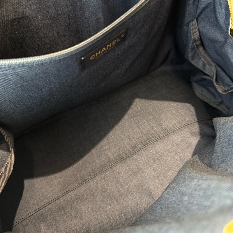 CHANEL 白色maxi保齡球包旅行袋 芯片款-6