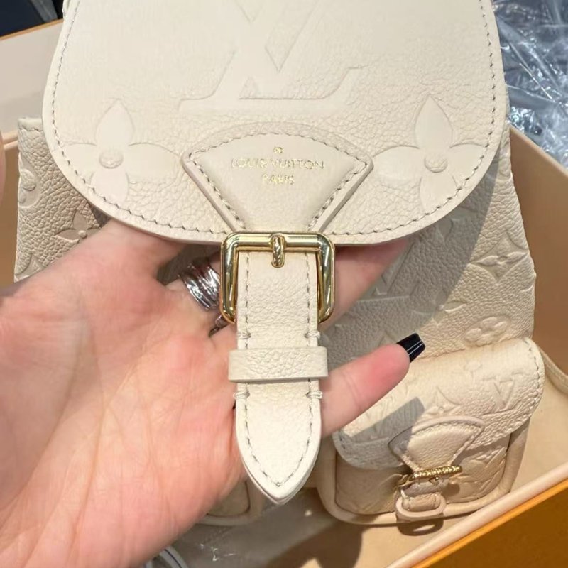 Lv backup 壓紋奶油白青蛙後背包 全新配件盒子購證塵袋-1