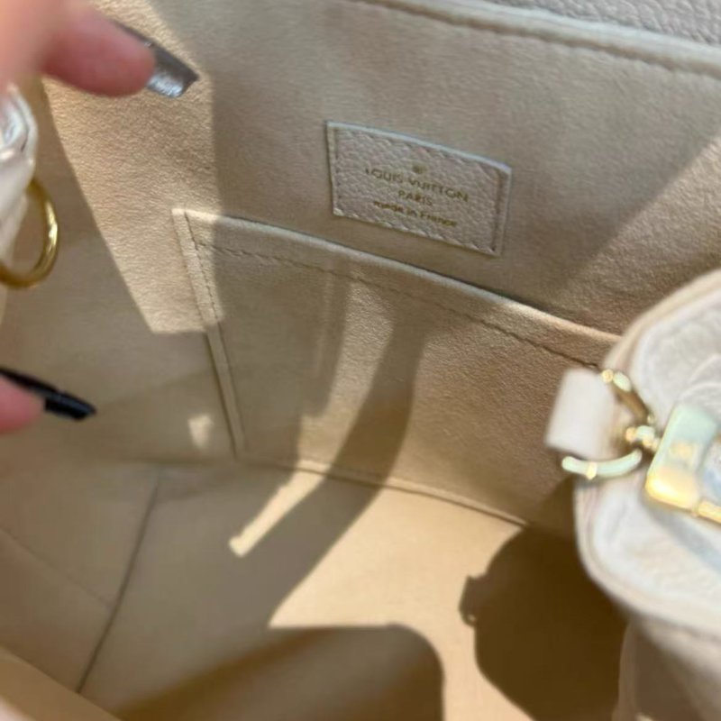 Lv backup 壓紋奶油白青蛙後背包 全新配件盒子購證塵袋-2